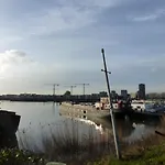 Bed In Boat Отель