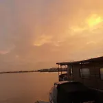 Bed In Boat Отель
