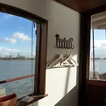 Otel Bed In Boat *