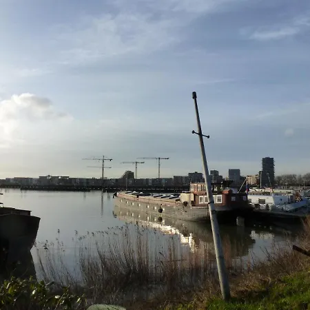 Bed In Boat ホテル