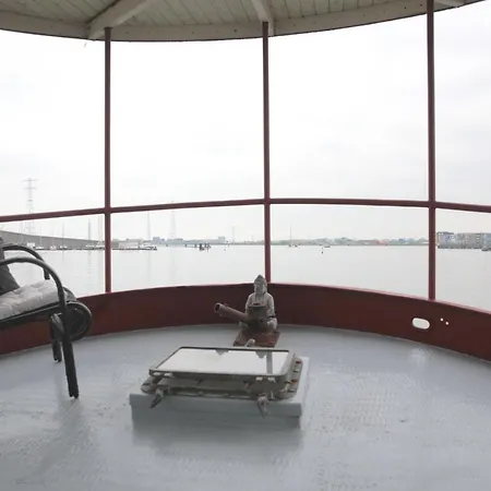 Bed In Boat ホテル