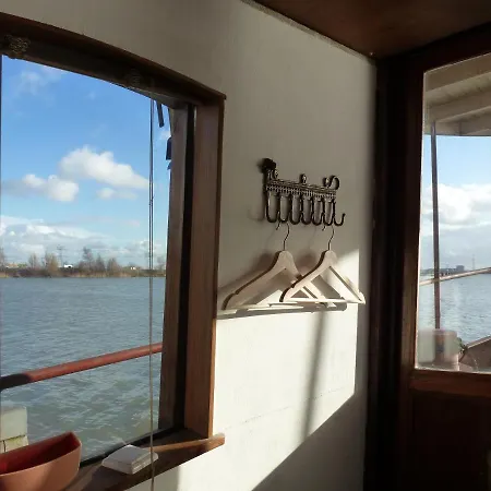 Otel Bed In Boat *