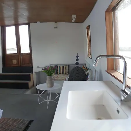 Otel Bed In Boat Amsterdam