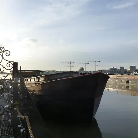 Otel Bed In Boat Amsterdam