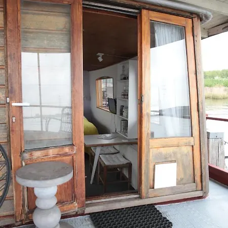 Otel Bed In Boat