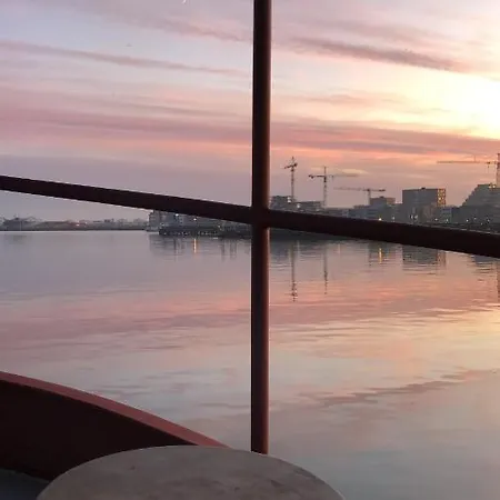 Otel Bed In Boat *